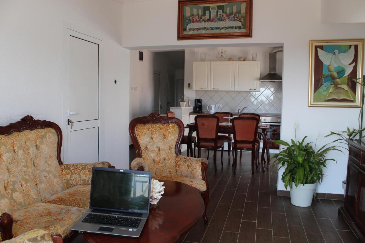 Nikola Leko Guest House ฮวาร์ ภายนอก รูปภาพ