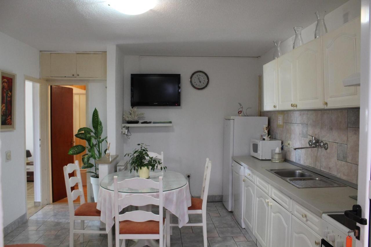 Nikola Leko Guest House ฮวาร์ ภายนอก รูปภาพ