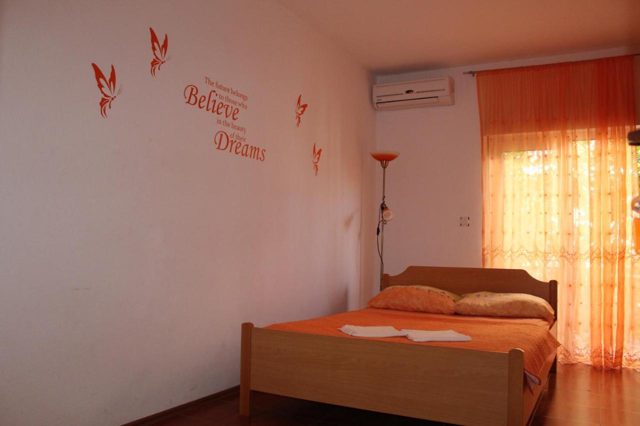 Nikola Leko Guest House ฮวาร์ ภายนอก รูปภาพ