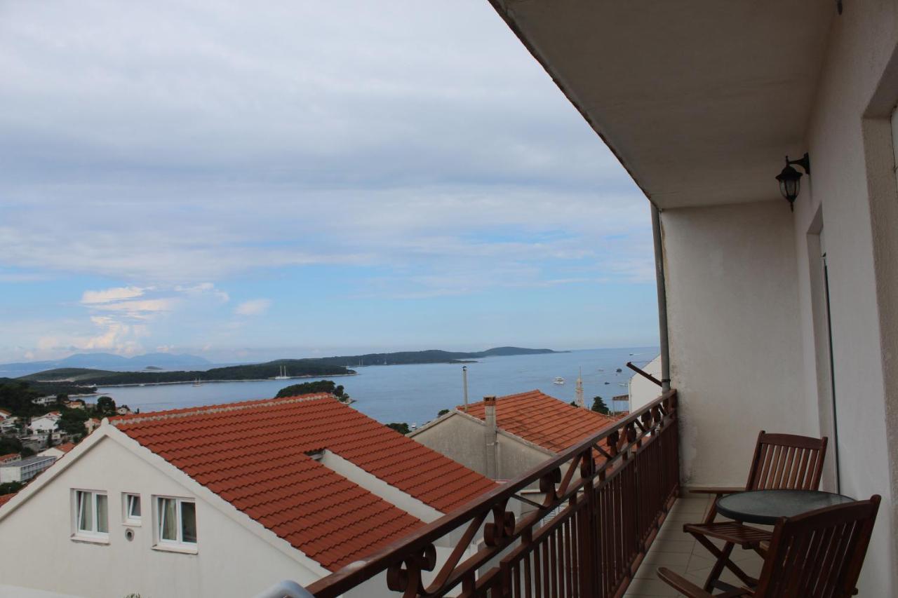Nikola Leko Guest House ฮวาร์ ภายนอก รูปภาพ