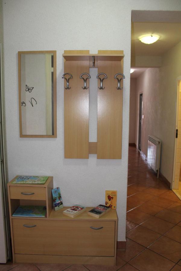 Nikola Leko Guest House ฮวาร์ ภายนอก รูปภาพ
