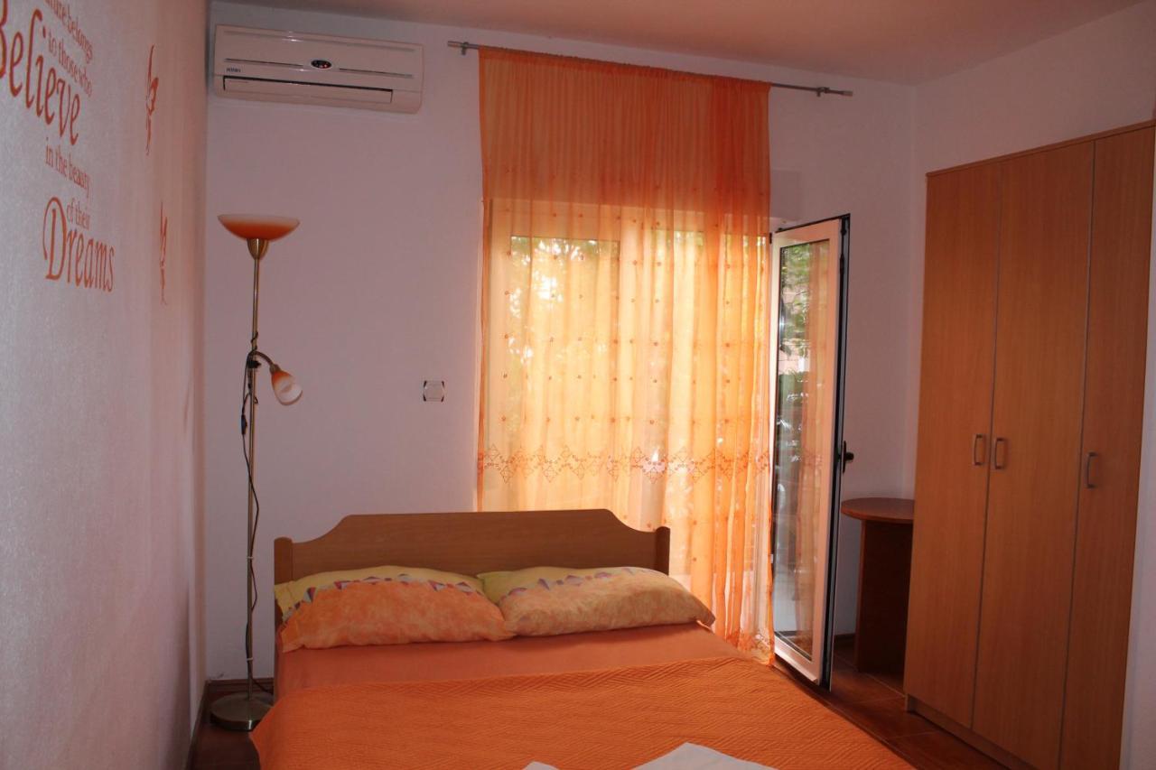 Nikola Leko Guest House ฮวาร์ ภายนอก รูปภาพ