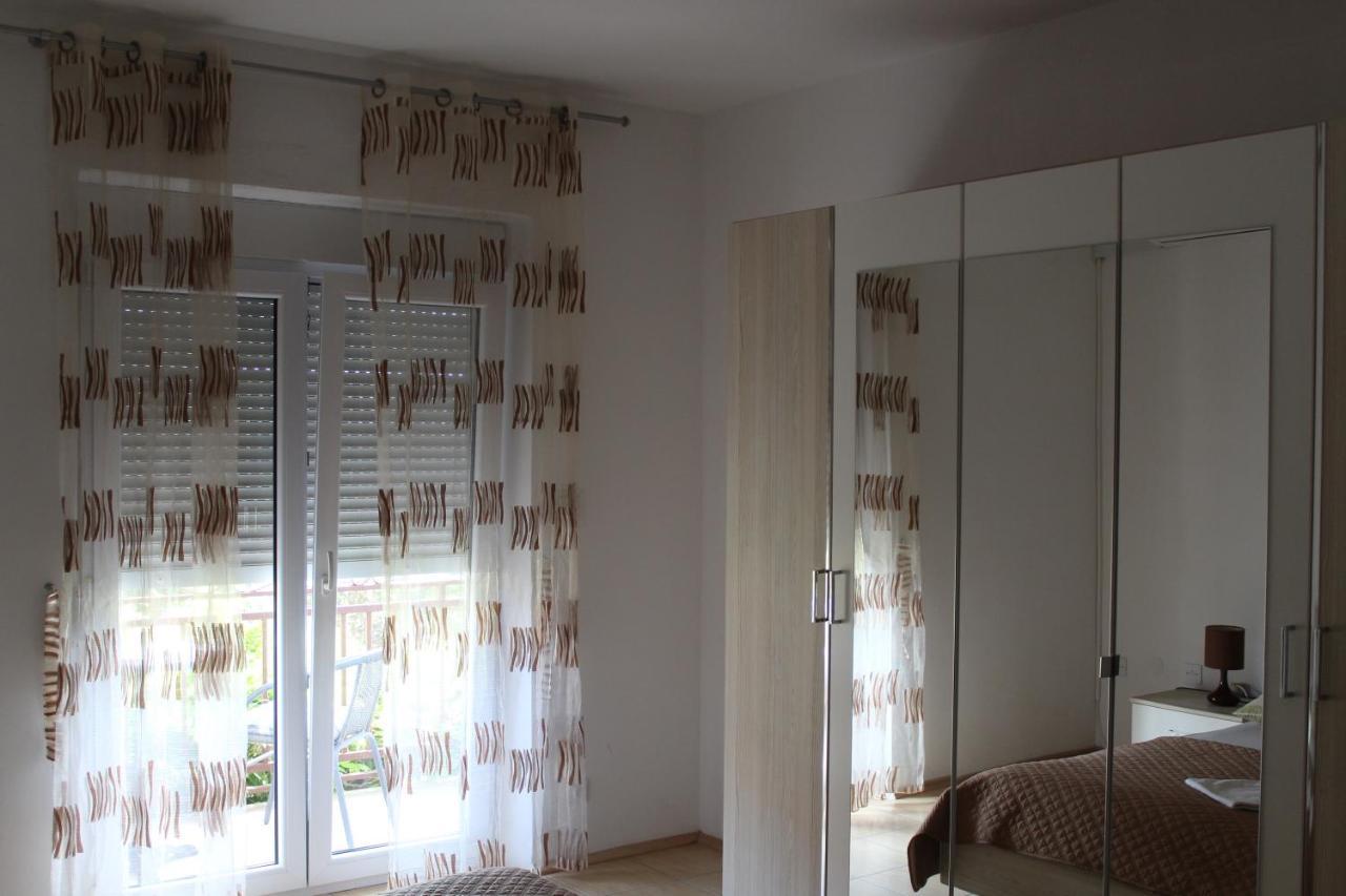 Nikola Leko Guest House ฮวาร์ ภายนอก รูปภาพ