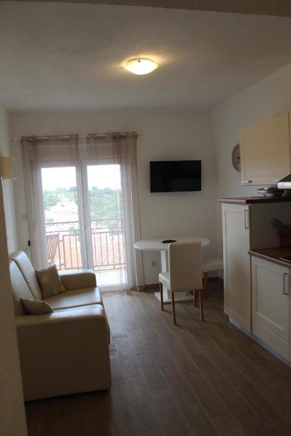 Nikola Leko Guest House ฮวาร์ ภายนอก รูปภาพ
